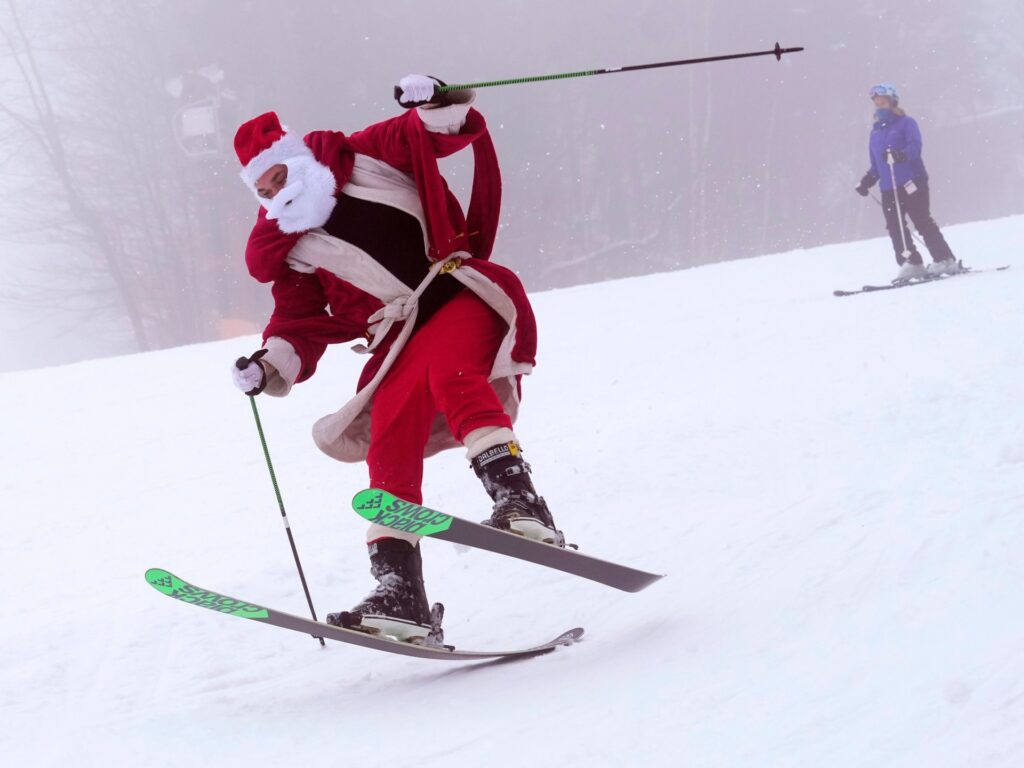 When Skiing Santas hit the slopes in Maine, US to kickoff vacation season | In Pictures | USAEMALL.com