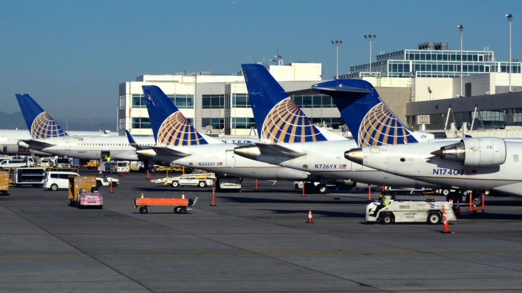 United Airlines raises annual charges for lounges, rewards bank cards | USAEMALL.com