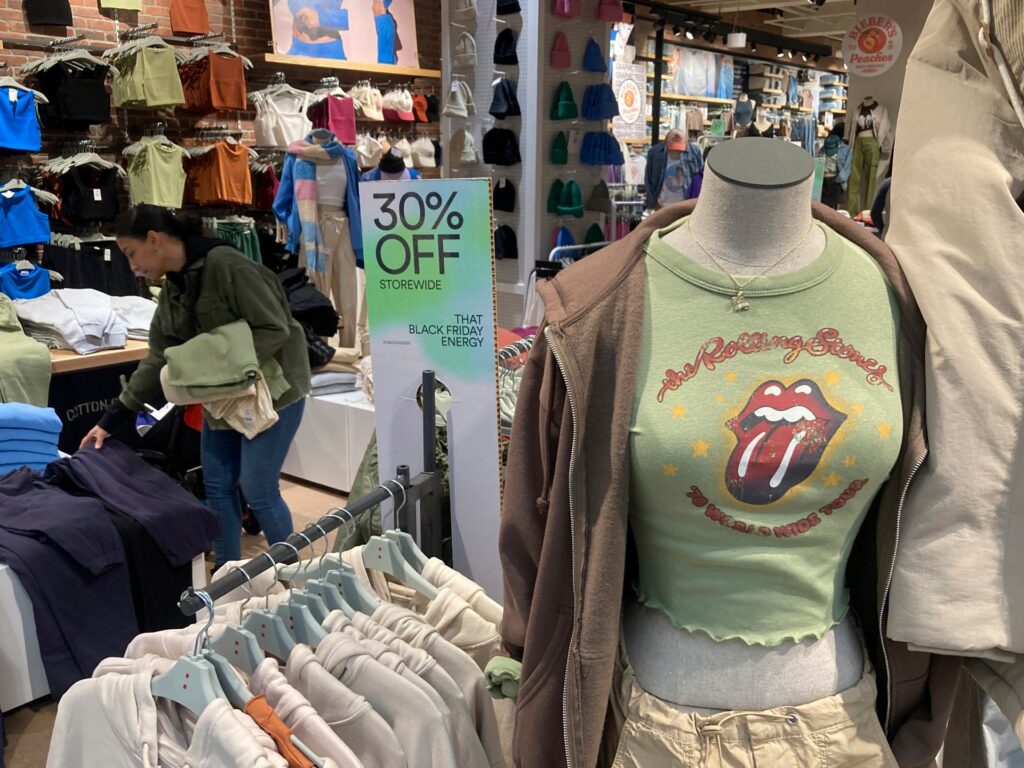 US shopper confidence plunges to four-year low | Donald Trump News | USAEMALL.com