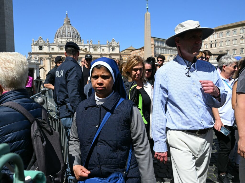 In Vatican City, mourners and the curious collect after Pope Francis dies | News | USAEMALL.com
