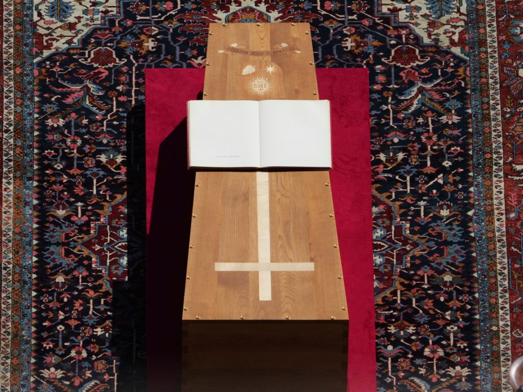 From the mightiest to the common-or-garden: Thousands collect for Pope Francis funeral | Religion News | USAEMALL.com