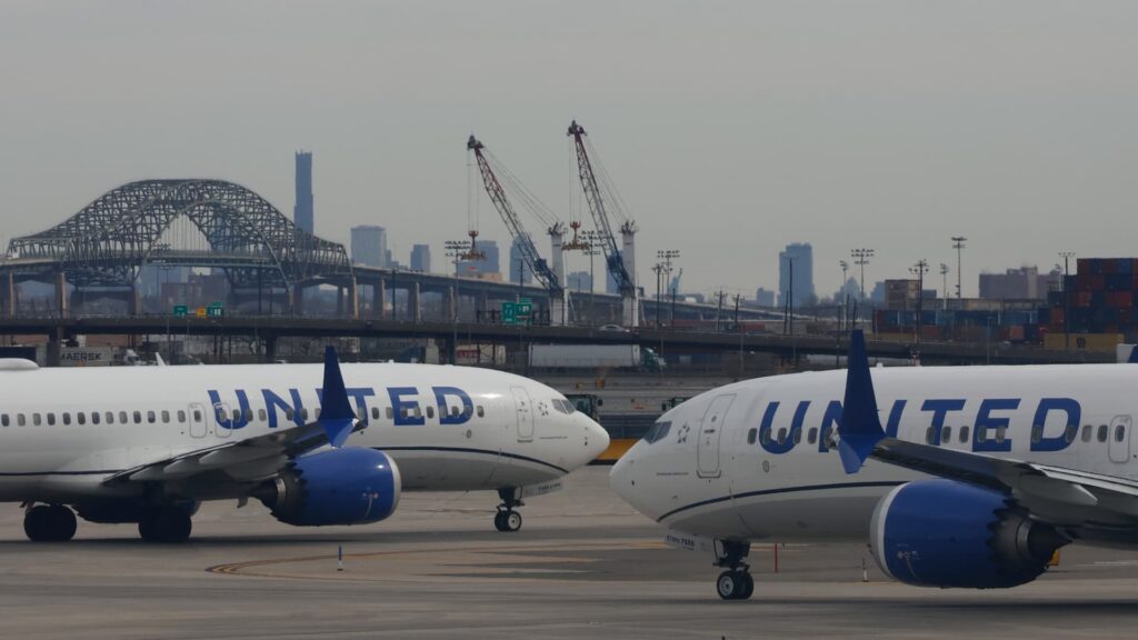 United cuts Newark schedule after lots of of flight disruptions | USAEMALL.com