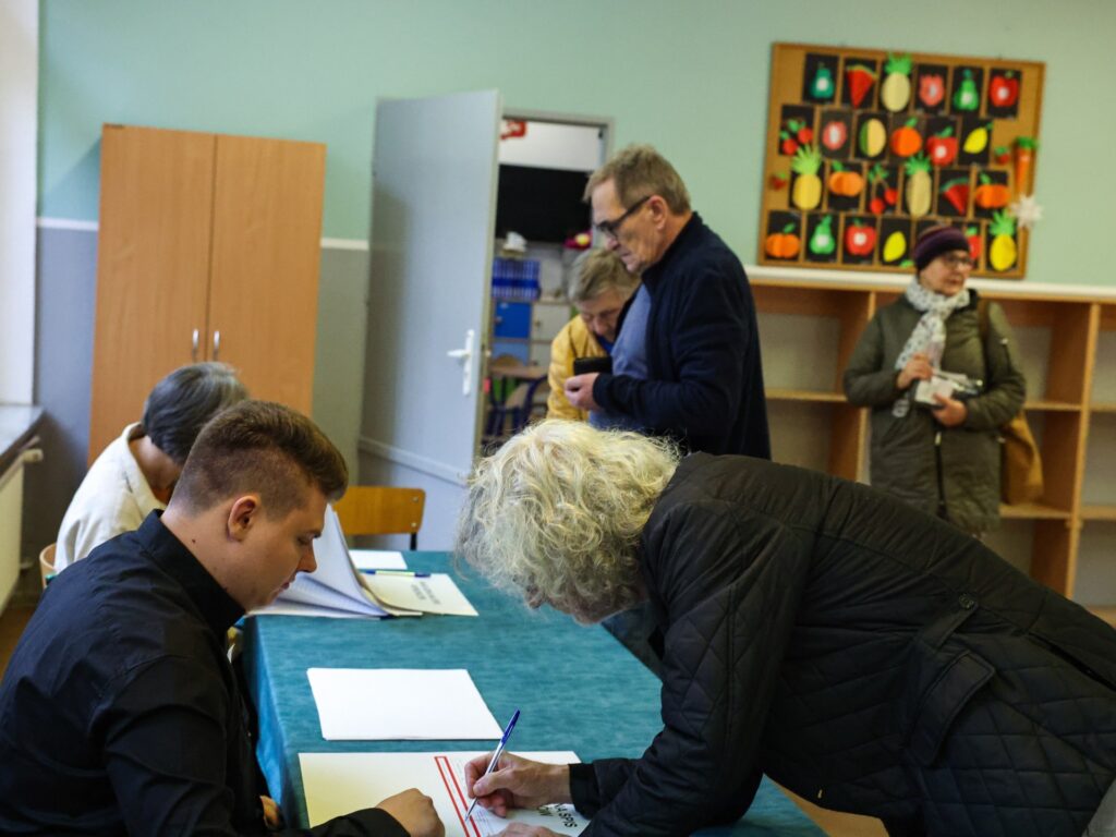 Poland votes in tight presidential election | Politics News | USAEMALL.com
