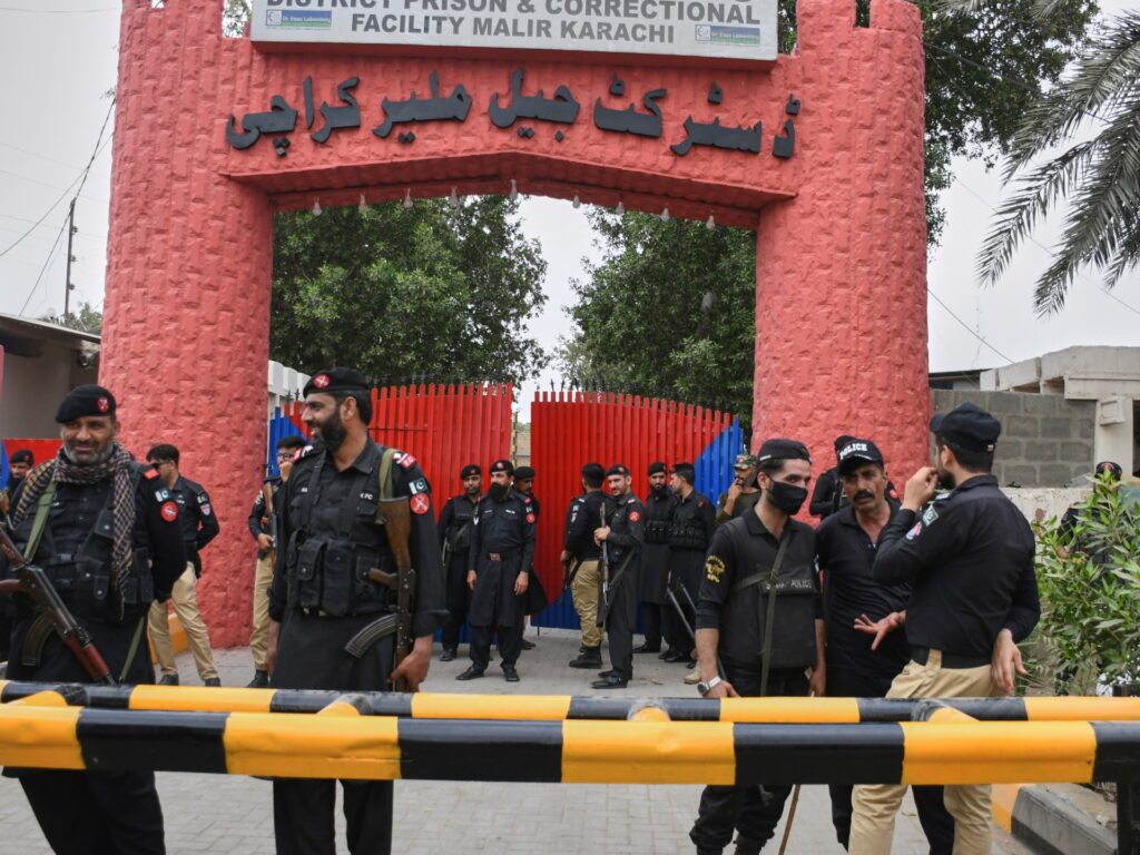Earthquake sparks mass escape from Pakistan jail | News | USAEMALL.com