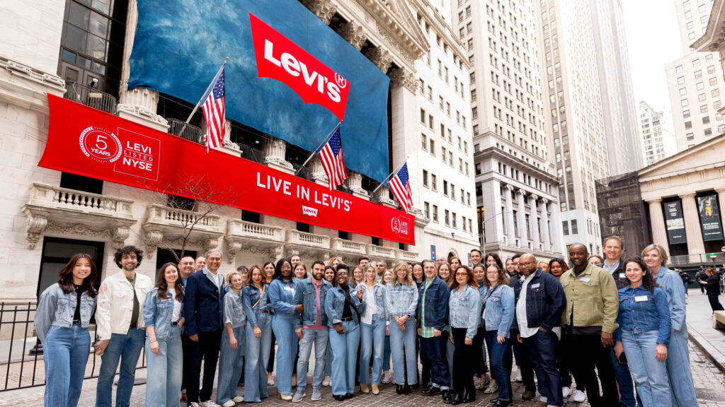 Stocks making the largest strikes premarket: COIN, LEVI, AMC | USAEMALL.com