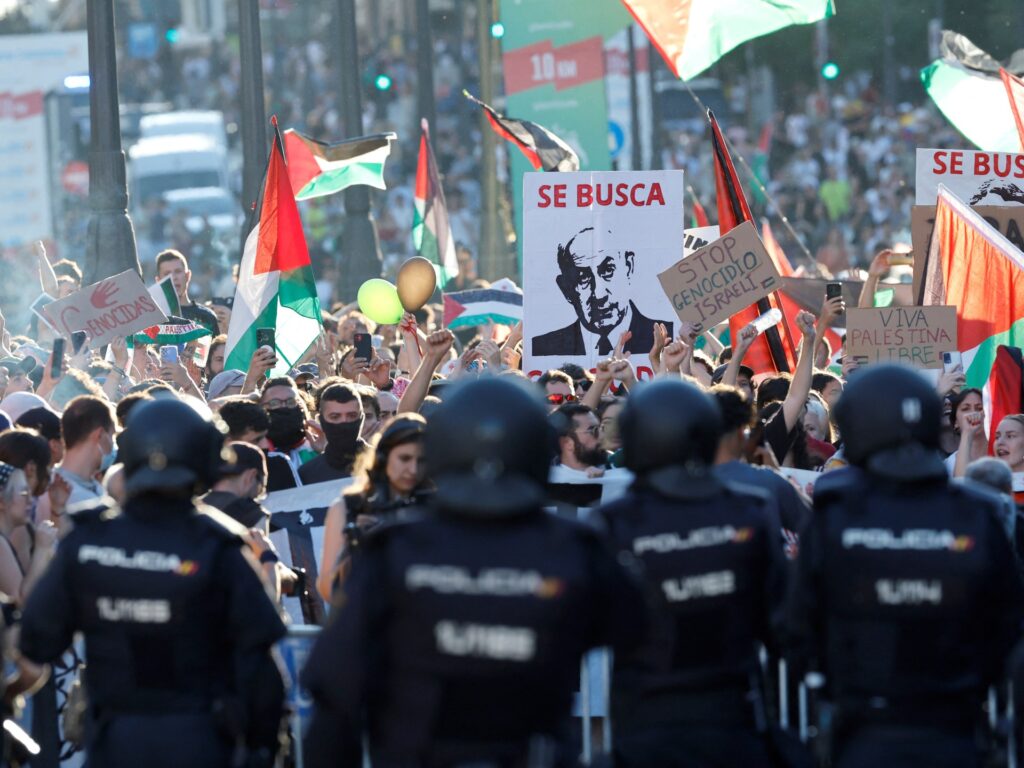 Spain’s Vuelta biking finale deserted after large pro-Palestine protest | Protests News | USAEMALL.com