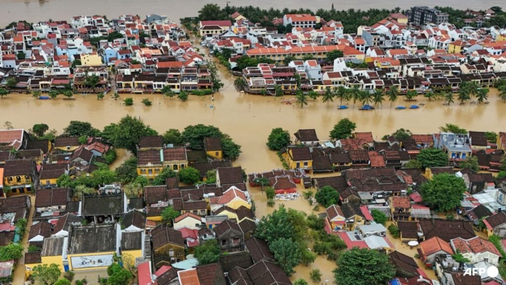 Record Vietnam floods kill 10, flip streets into canals | USAEMALL.com
