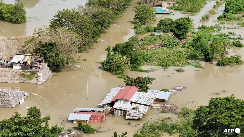 Thousands flee Philippine coast as storm approaches | USAEMALL.com