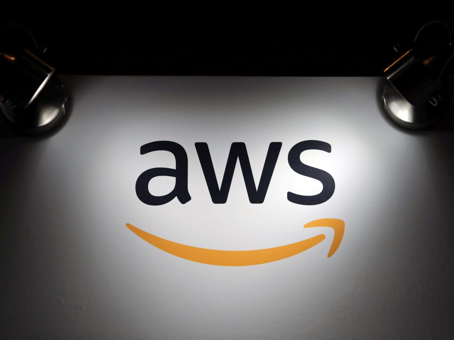 Amazon Web Services problem spurs outage of worldwide web sites and apps | Internet News | USAEMALL.com