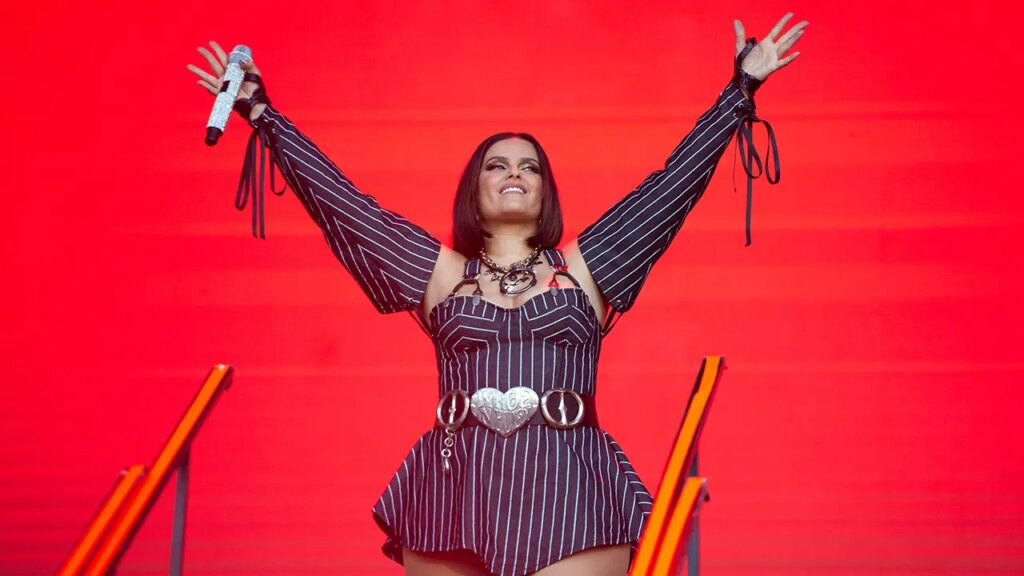 Nelly Furtado steps away from performing amid on-line body-shaming | USAEMALL.com