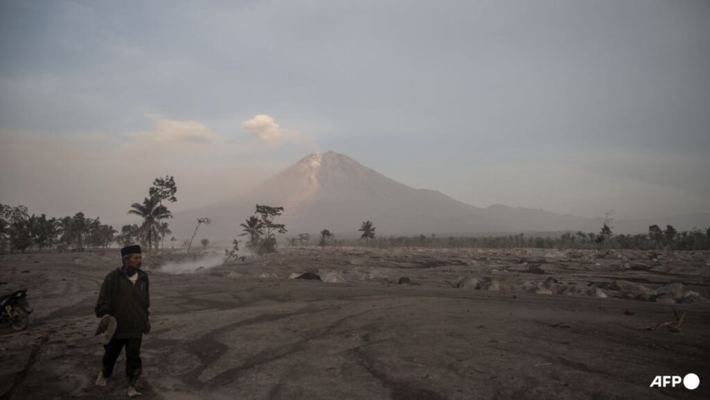 Indonesia raises alert degree as volcano close to Bali erupts | USAEMALL.com