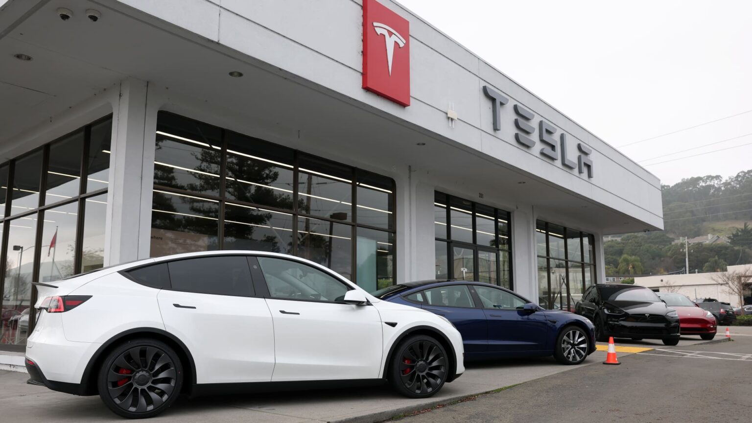 Tesla faces widening federal probe into door deal with issues of safety | USAEMALL.com