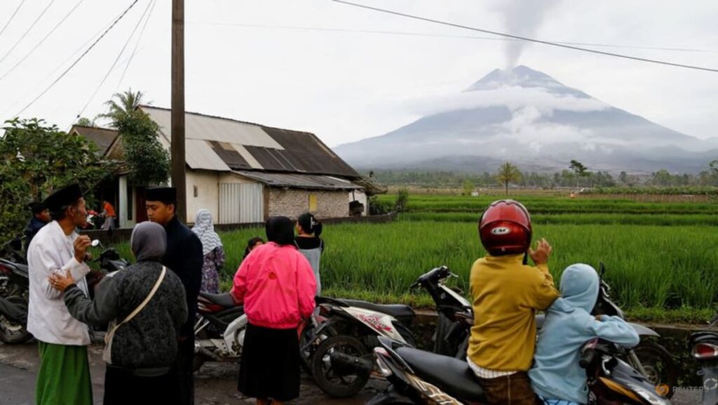 Indonesia evacuates stranded climbers after Semeru volcano erupts | USAEMALL.com