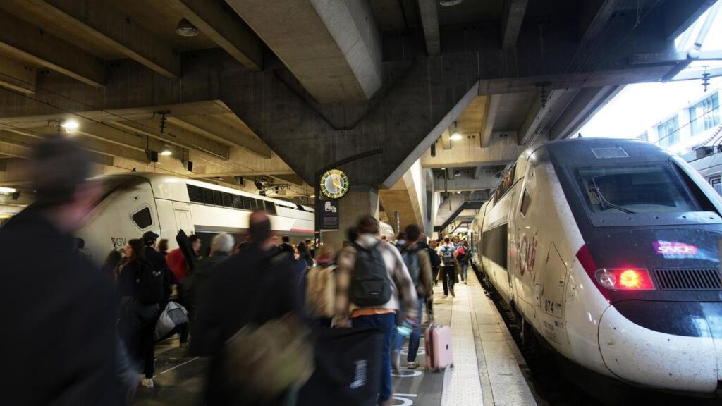 Paris police shoot man armed with knife at rail station | USAEMALL.com