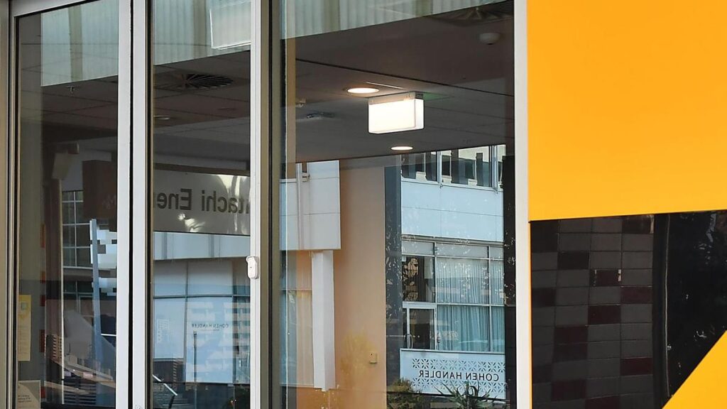 ASX 200 falls as Commonwealth Bank plunge offsets robust day for miners | USAEMALL.com