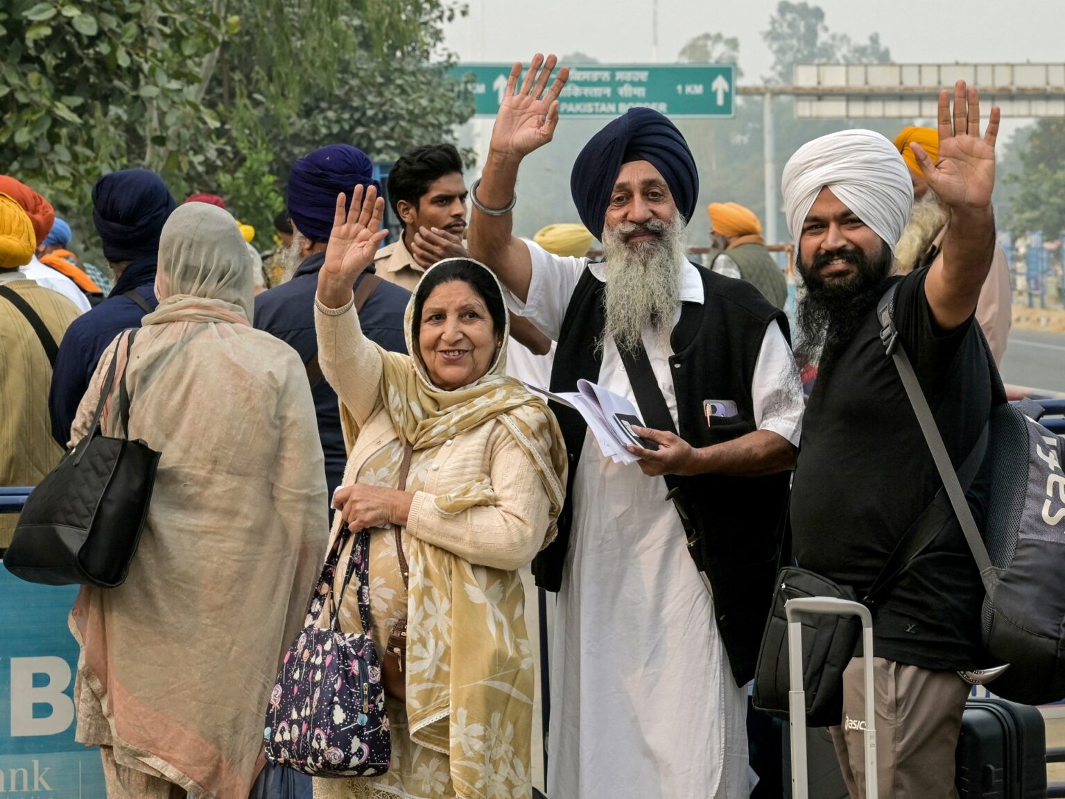 Pakistan welcomes Indian Sikh pilgrims in first crossing since May battle | India-Pakistan Partition News | USAEMALL.com