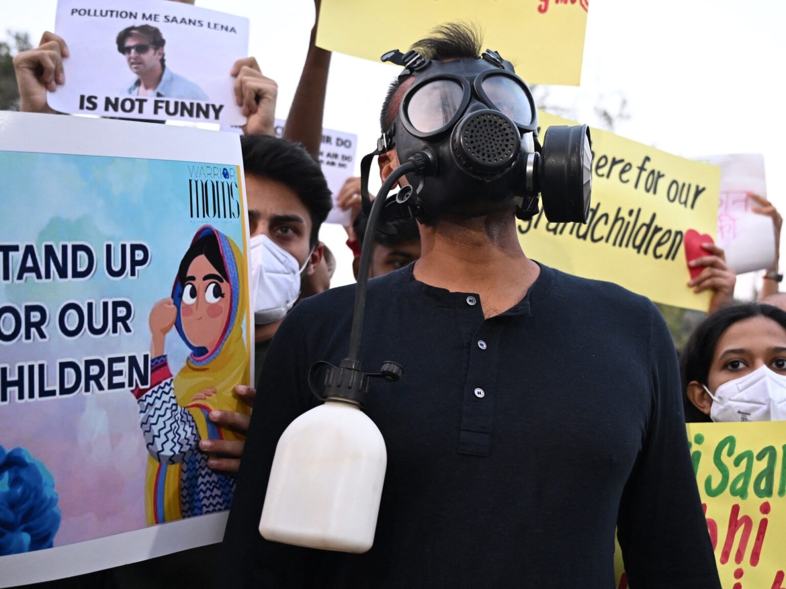 Protesters name for motion as air pollution suffocates New Delhi | Environment News | USAEMALL.com