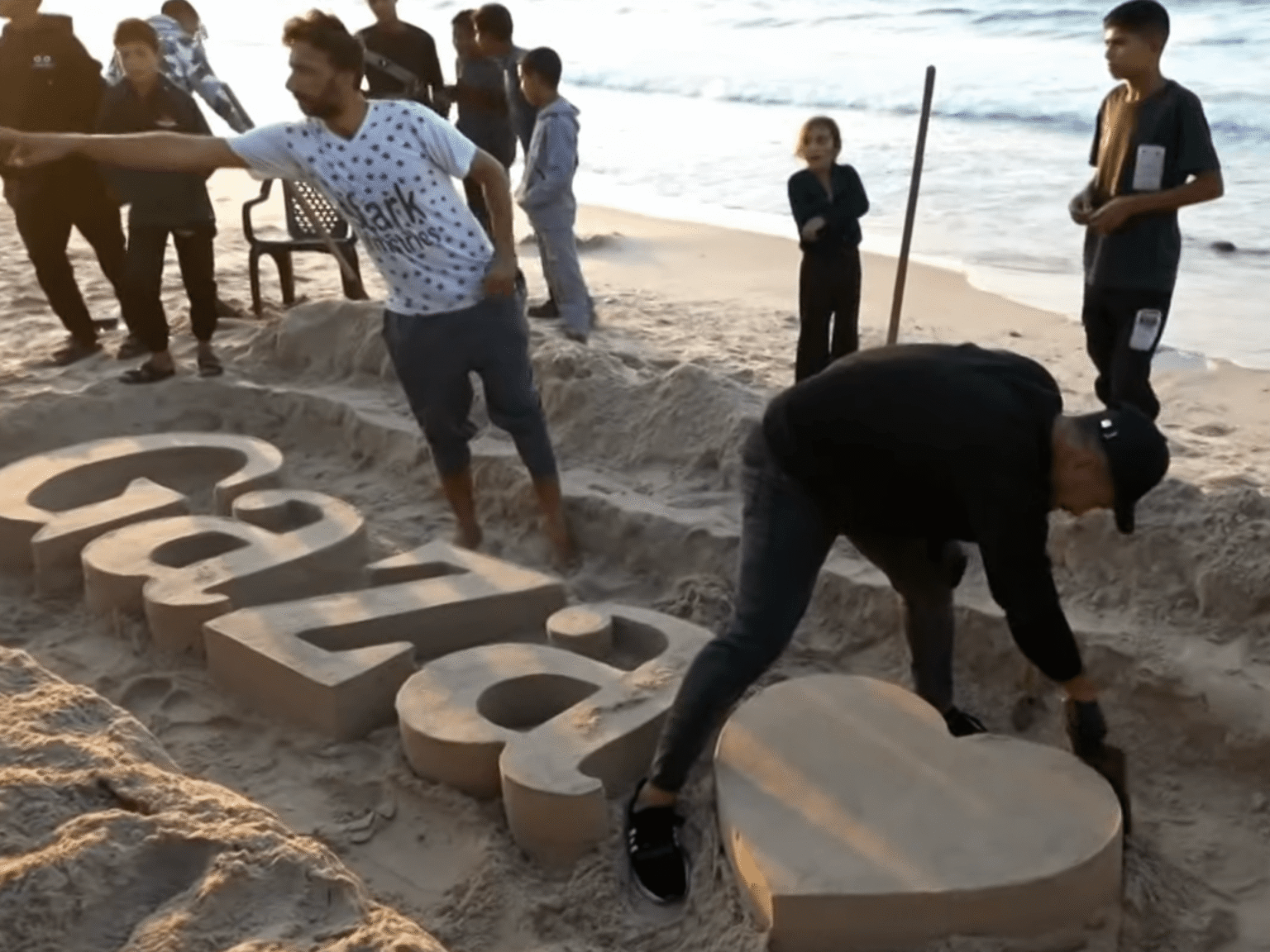 Palestinian sculptors create artwork on Gaza seashore sand to flee Israel’s struggle | Israel-Palestine battle News | USAEMALL.com