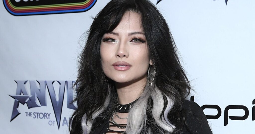 10,000 individuals utilized to be The Smashing Pumpkins’ subsequent guitarist. Meet the girl who received the job. | USAEMALL.com