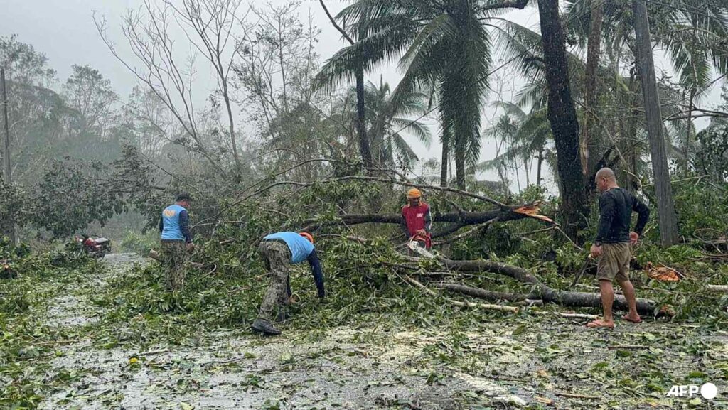 Floods strand individuals on roofs as hurricane kilos Philippines | USAEMALL.com