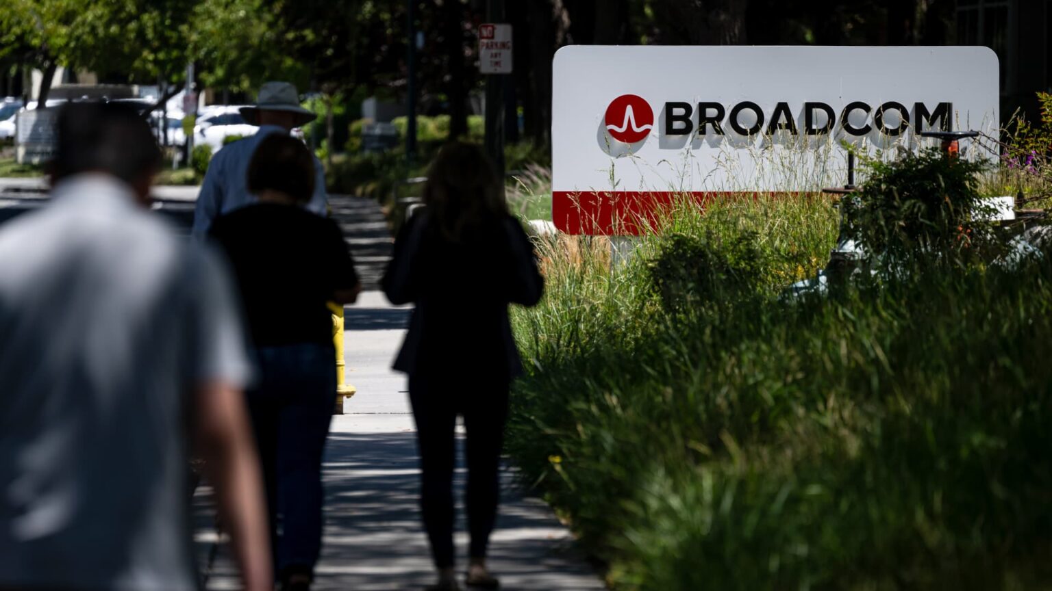 U.S. shares retreat from highs as Broadcom leads tech sell-off | USAEMALL.com