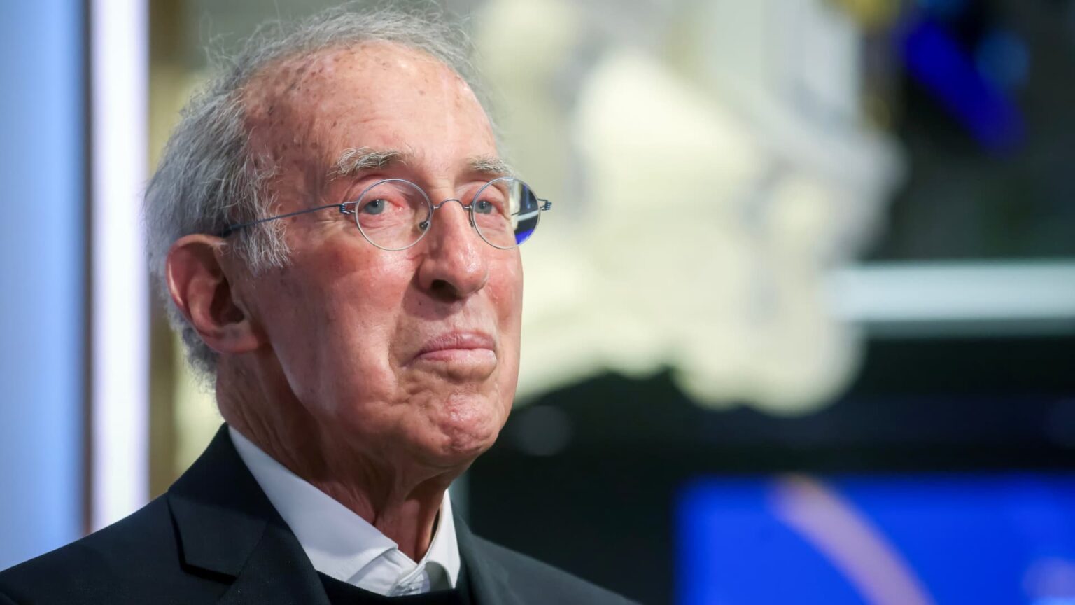 Billionaire investor Ron Baron says purchase two beaten-up monetary shares | USAEMALL.com