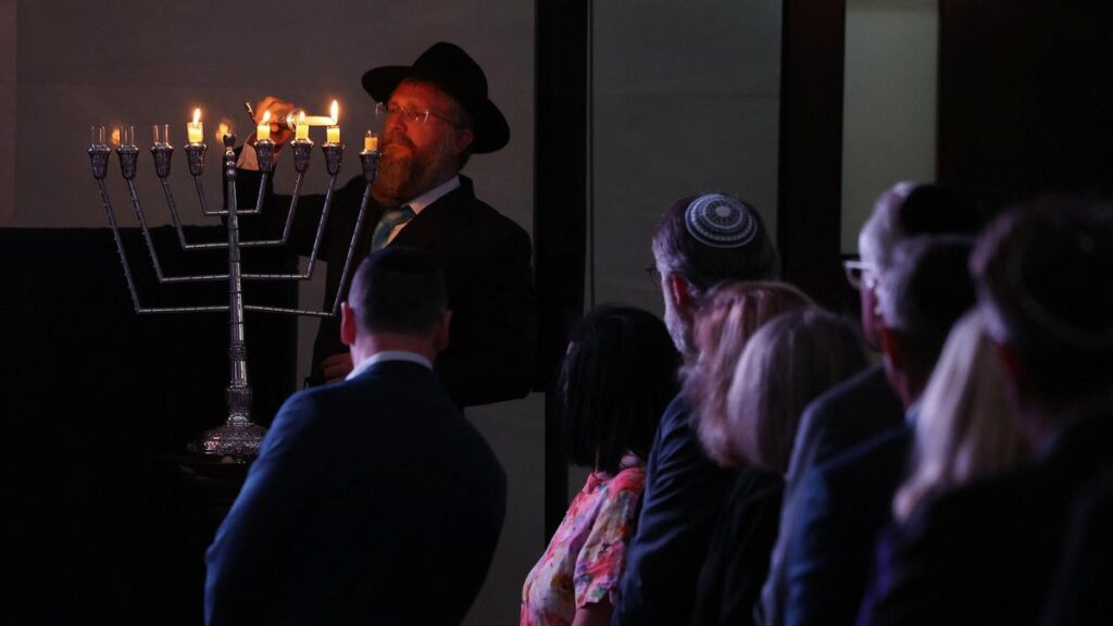 Hundreds of Perth locals collect at The Perth Hebrew Congregation Synagogue vigil for Bondi bloodbath victims | USAEMALL.com