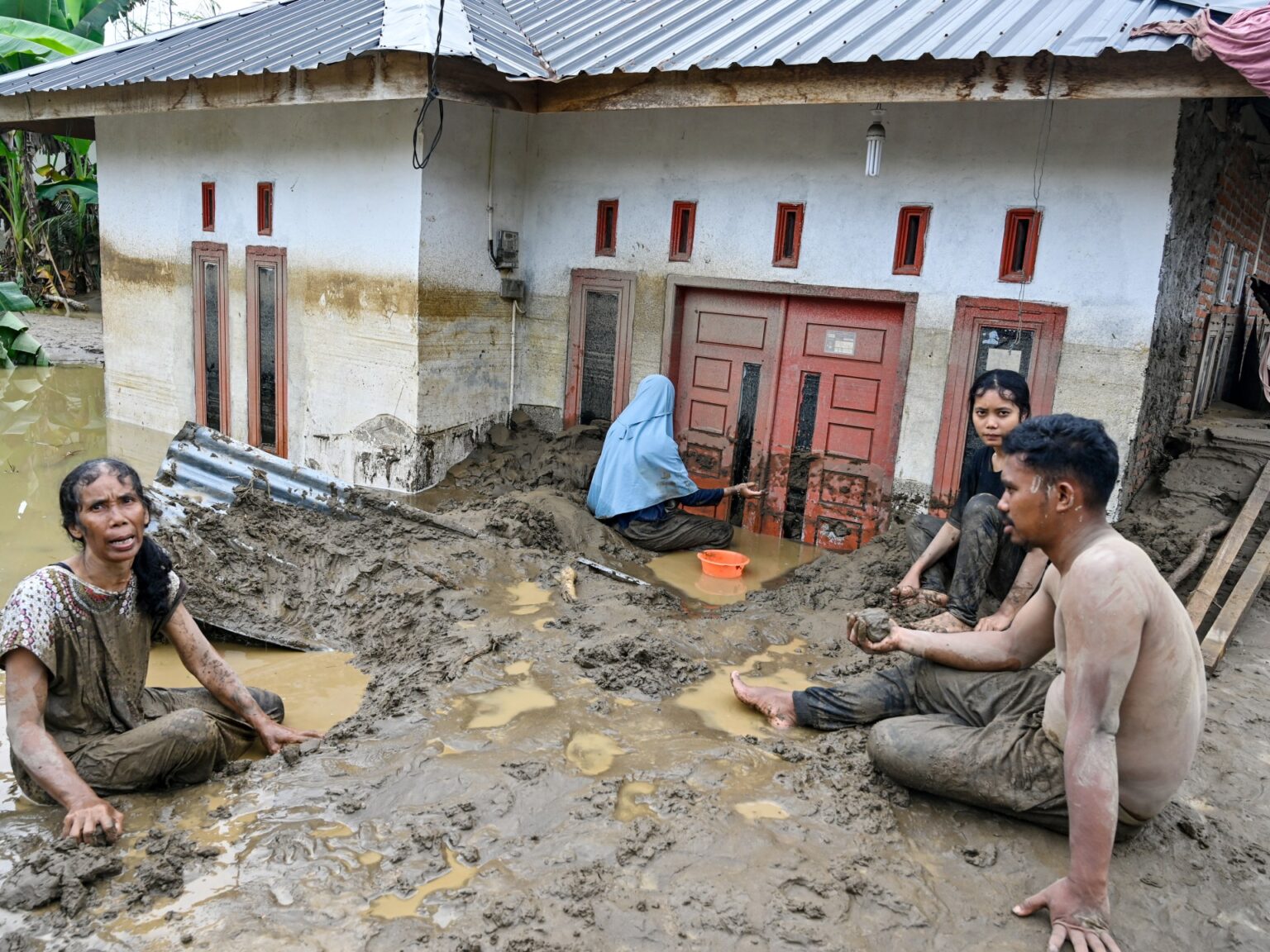 LIVE: Over 900 killed in floods in Indonesia, Sri Lanka, Thailand, Malaysia | Environment News | USAEMALL.com