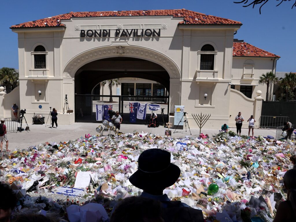 Australia police cost surviving Bondi Beach gunman as first funerals held | News | USAEMALL.com