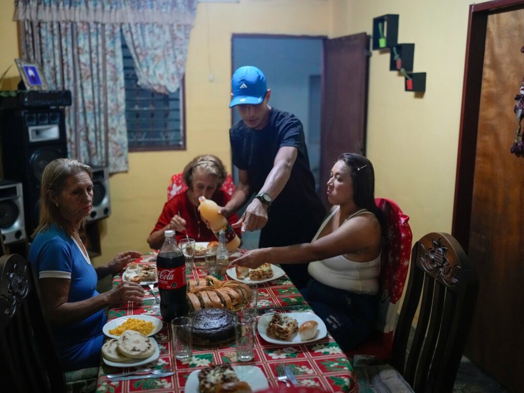 Photos: A Venezuelan household Christmas – from the US dream to poverty | Donald Trump News | USAEMALL.com