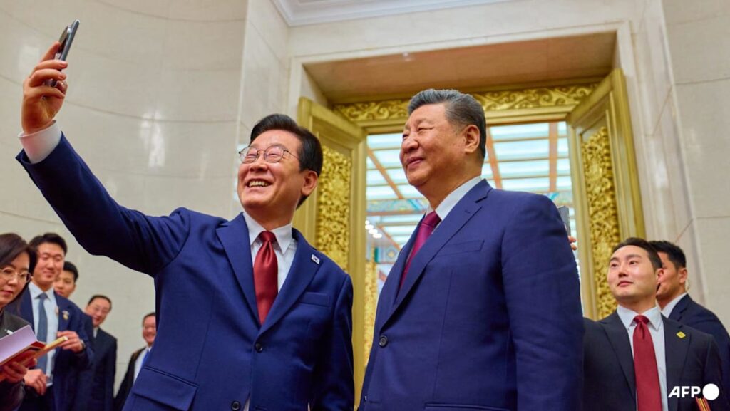 South Korea’s Lee snaps Xi selfie with Chinese ‘backdoor’ telephone | USAEMALL.com