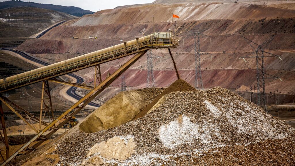 Stocks making the most important strikes noon: NEM, AAPL, SNDK, DECK | USAEMALL.com