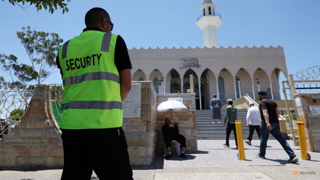 Bondi Beach taking pictures fuels concern of Islamophobia amongst Indonesians in Australia | USAEMALL.com