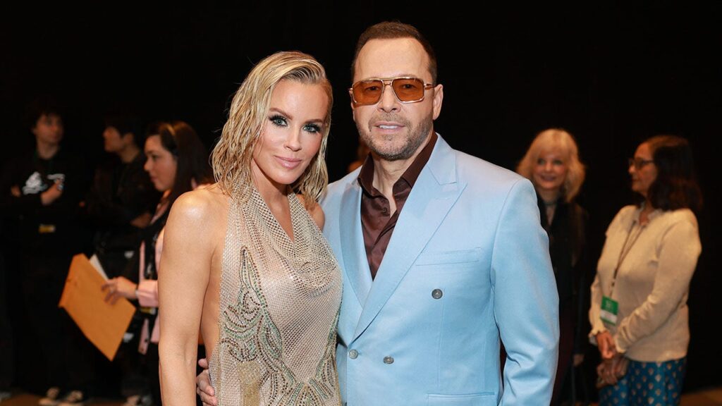 Jenny McCarthy makes use of headphones, pillows for Donnie Wahlberg’s loud night breathing | USAEMALL.com