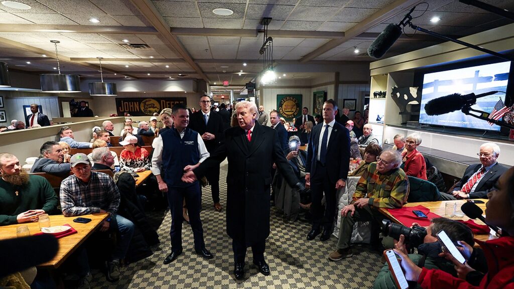 President Donald Trump receives prayer from Iowa restaurant patron | USAEMALL.com