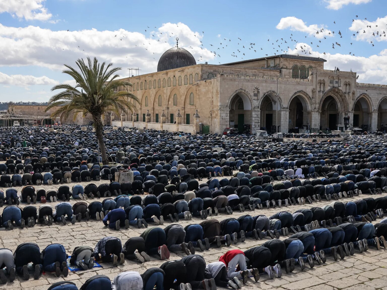 100,000 pray at Al-Aqsa amid Israeli restrictions on 2nd Friday of Ramadan | Israel-Palestine battle News | USAEMALL.com