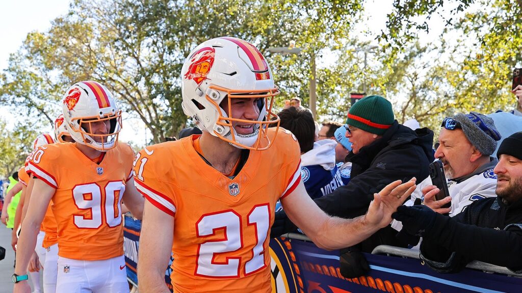 Lightning put on Bucs uniforms, Bruins gown as Patriots for outside sport | USAEMALL.com