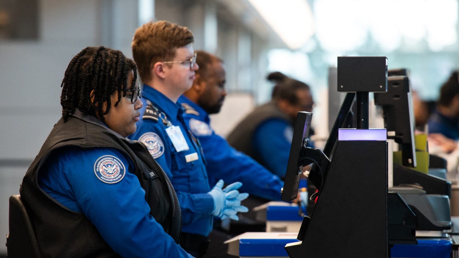 TSA officers will begin getting paychecks as early as Monday, DHS says | USAEMALL.com