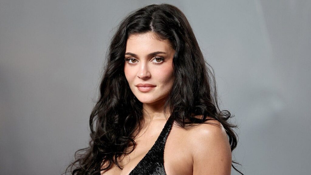 Kylie Jenner enjoys tropical trip whereas itemizing Hidden Hills residence for $20.25M | USAEMALL.com