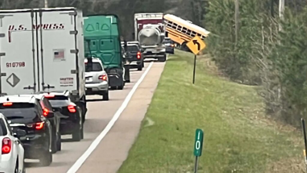 At least 2 college students killed, a number of injured in West Tennessee college bus crash | USAEMALL.com