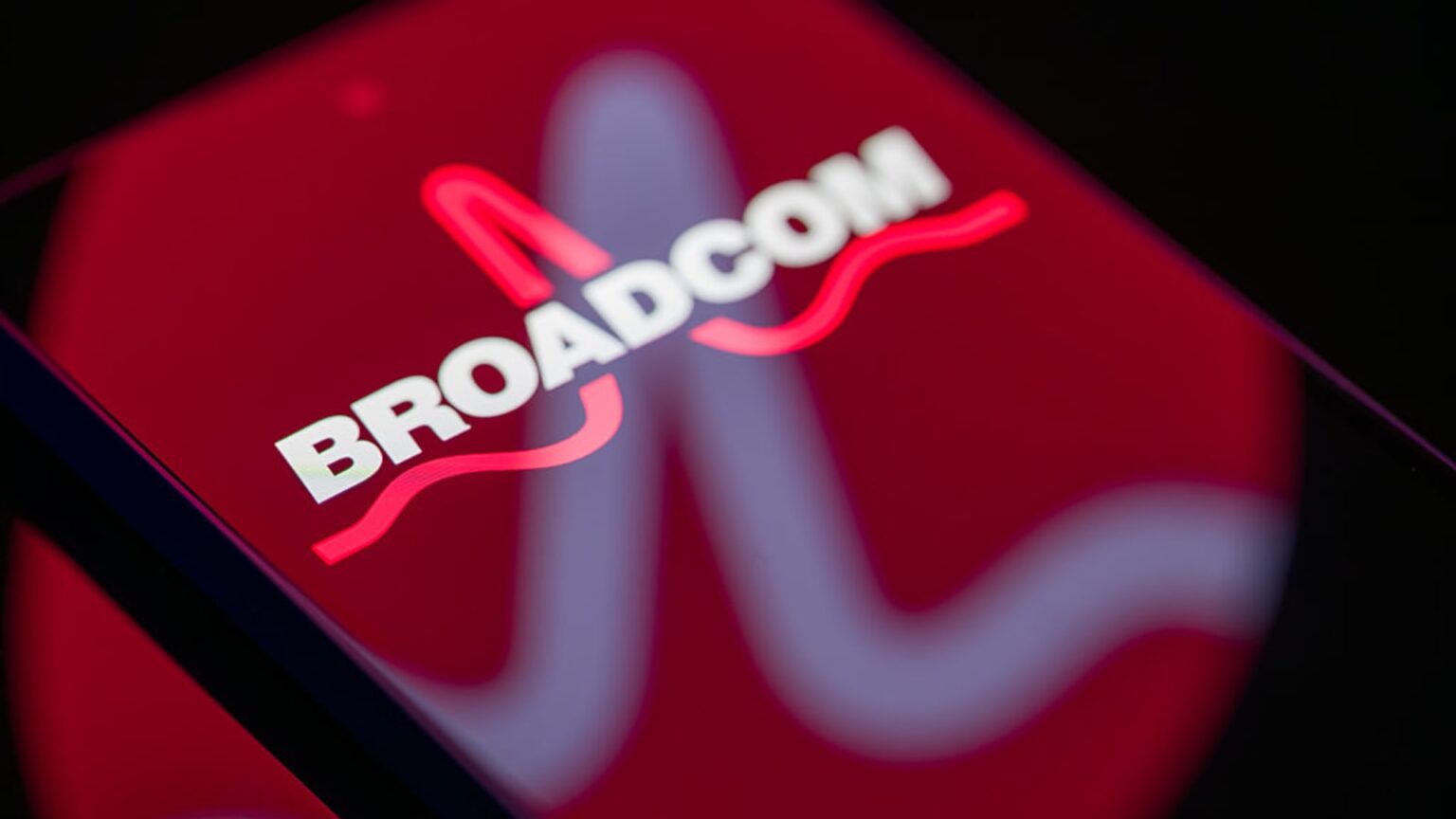 Broadcom shares climb as chipmaker agrees Google and Anthropic offers | UNW
