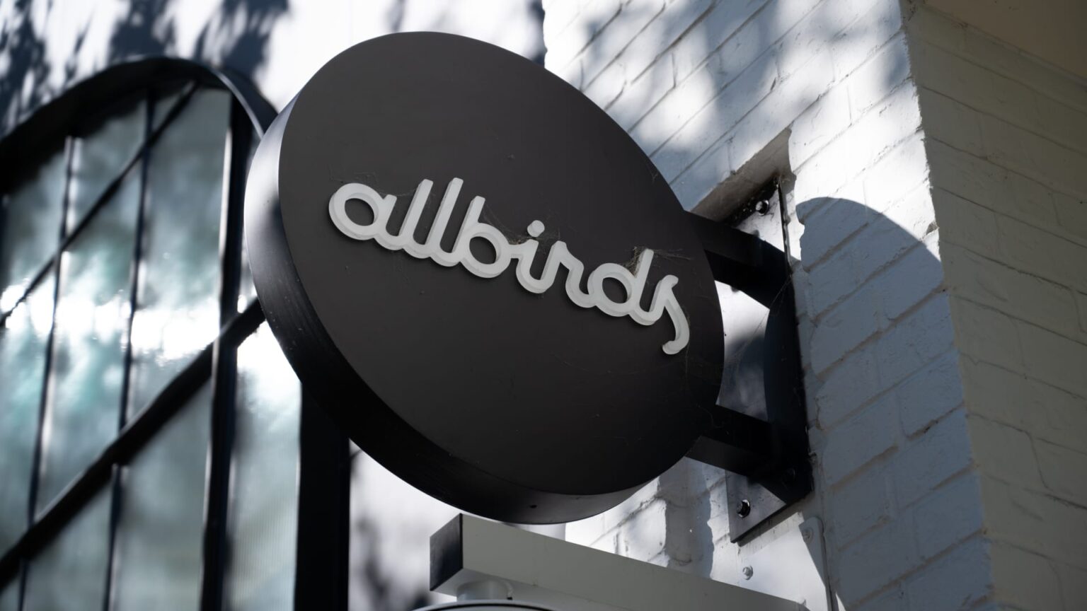 Retail merchants pile into Allbirds after odd AI pivot. History reveals it will not finish properly | UNW
