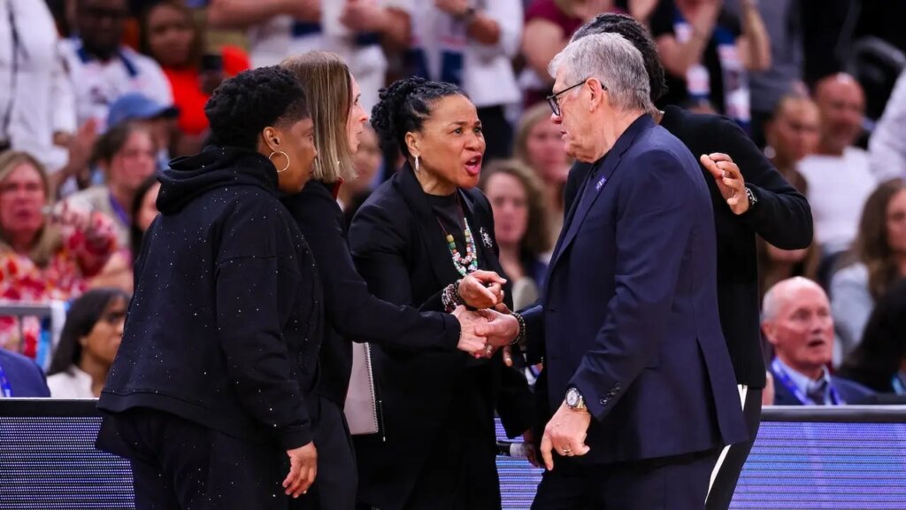 Geno Auriemma refuses handshake after shouting match with Dawn Staley | UNW