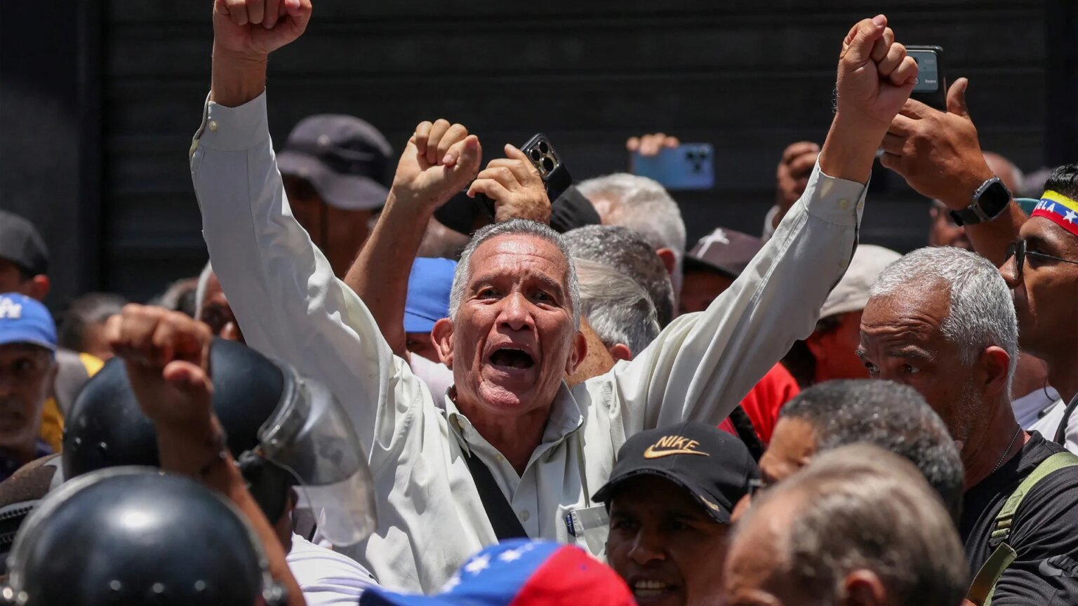 Riot police push again protesters demanding greater wages in Venezuela | US-Venezuela Tensions | UNW