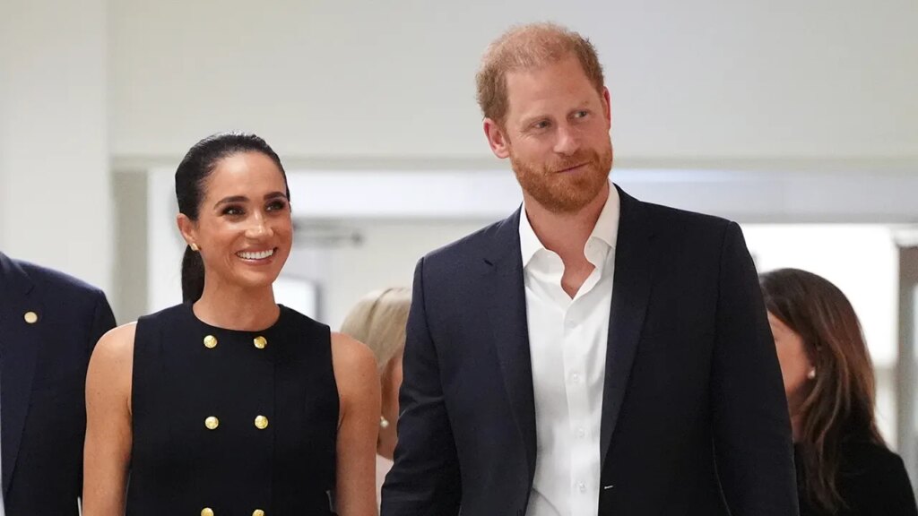 Prince Harry, Meghan Markle fly enterprise class to Australia, skip airport photograph op | UNW